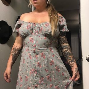 SUPER flattering floral dress 💞